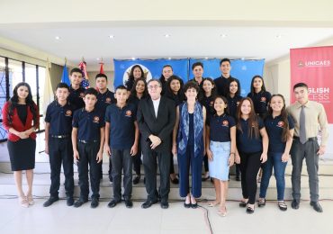 UNICAES Y EMBAJADA DE LOS ESTADOS UNIDOS GRADÚAN A JÓVENES Y MUJERES EMPRENDEDORAS