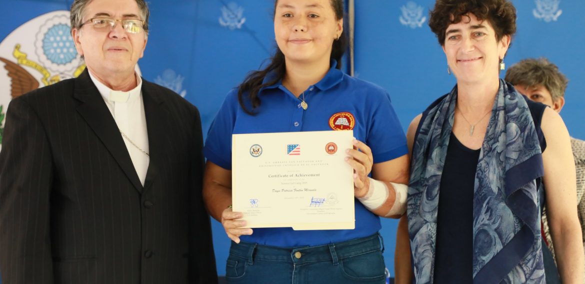UNICAES Y EMBAJADA DE LOS ESTADOS UNIDOS GRADÚAN A JÓVENES Y MUJERES EMPRENDEDORAS