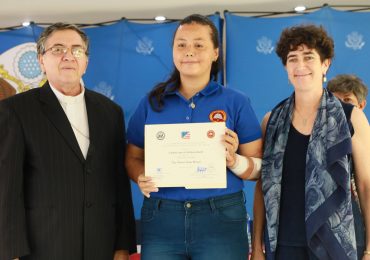 UNICAES Y EMBAJADA DE LOS ESTADOS UNIDOS GRADÚAN A JÓVENES Y MUJERES EMPRENDEDORAS