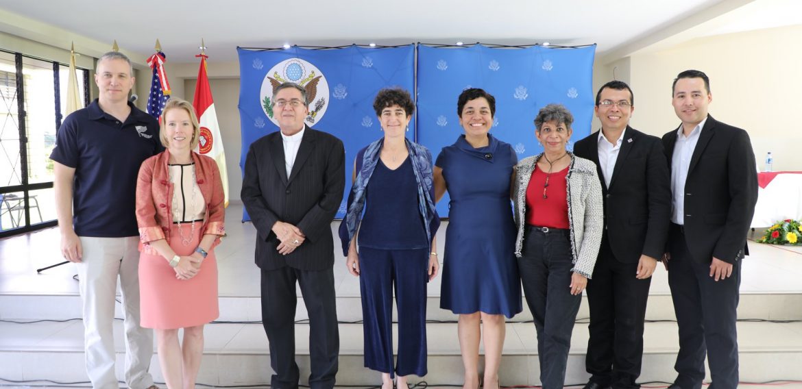 UNICAES Y EMBAJADA DE LOS ESTADOS UNIDOS GRADÚAN A JÓVENES Y MUJERES EMPRENDEDORAS