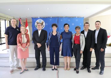 UNICAES Y EMBAJADA DE LOS ESTADOS UNIDOS GRADÚAN A JÓVENES Y MUJERES EMPRENDEDORAS