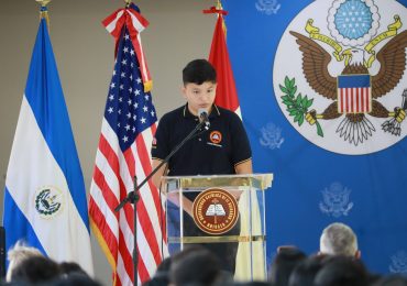 UNICAES Y EMBAJADA DE LOS ESTADOS UNIDOS GRADÚAN A JÓVENES Y MUJERES EMPRENDEDORAS