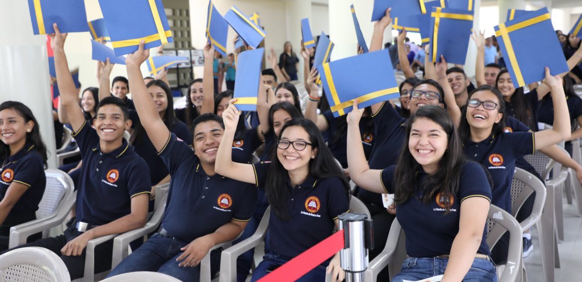 UNICAES Y EMBAJADA DE LOS ESTADOS UNIDOS GRADÚAN A JÓVENES Y MUJERES EMPRENDEDORAS