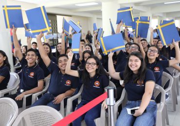 UNICAES Y EMBAJADA DE LOS ESTADOS UNIDOS GRADÚAN A JÓVENES Y MUJERES EMPRENDEDORAS