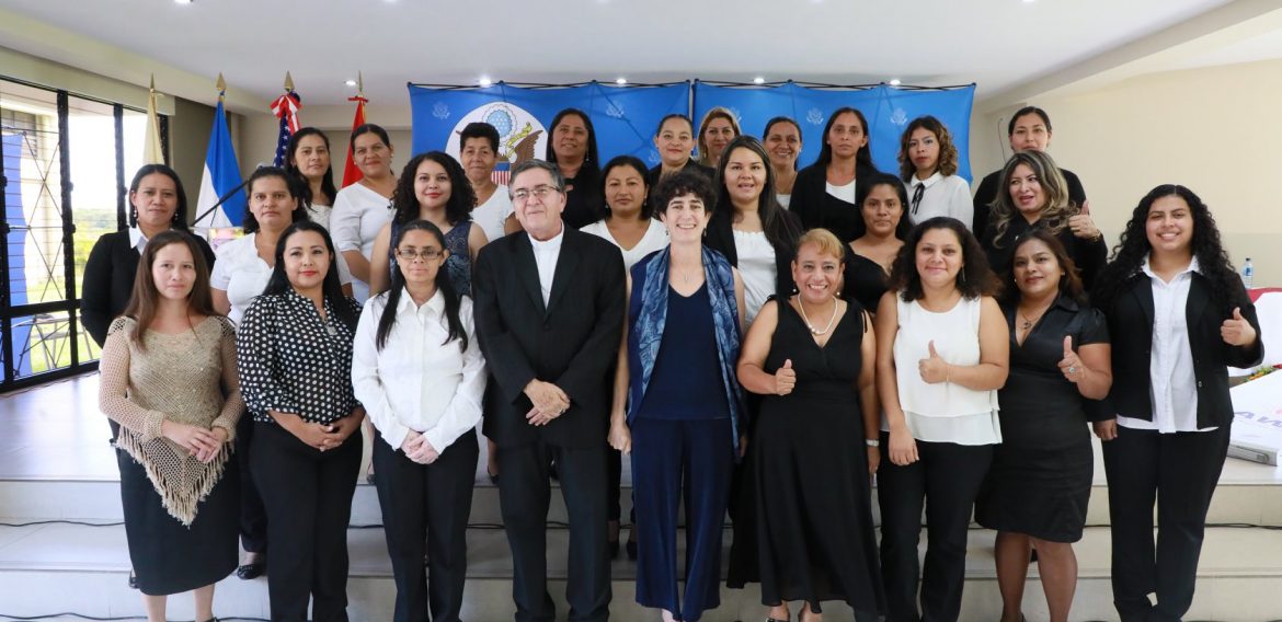 UNICAES Y EMBAJADA DE LOS ESTADOS UNIDOS GRADÚAN A JÓVENES Y MUJERES EMPRENDEDORAS