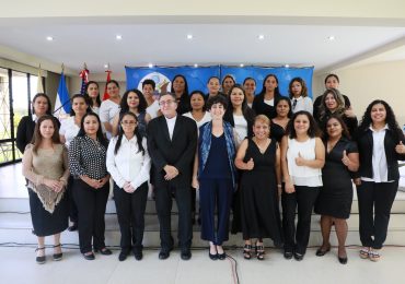 UNICAES Y EMBAJADA DE LOS ESTADOS UNIDOS GRADÚAN A JÓVENES Y MUJERES EMPRENDEDORAS