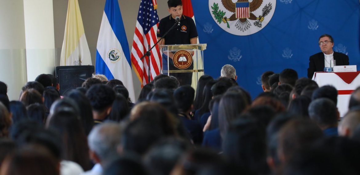 UNICAES Y EMBAJADA DE LOS ESTADOS UNIDOS GRADÚAN A JÓVENES Y MUJERES EMPRENDEDORAS