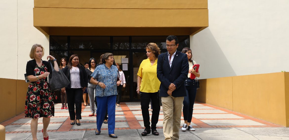 Visita a UNICAES de la Sra. Alina Johnson, esposa del embajador de los EEUU en ESA