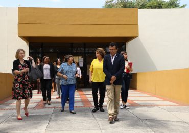 Visita a UNICAES de la Sra. Alina Johnson, esposa del embajador de los EEUU en ESA