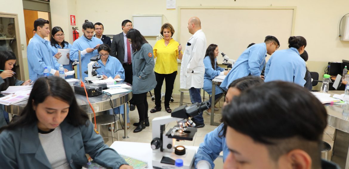 Visita a UNICAES de la Sra. Alina Johnson, esposa del embajador de los EEUU en ESA