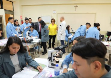 Visita a UNICAES de la Sra. Alina Johnson, esposa del embajador de los EEUU en ESA