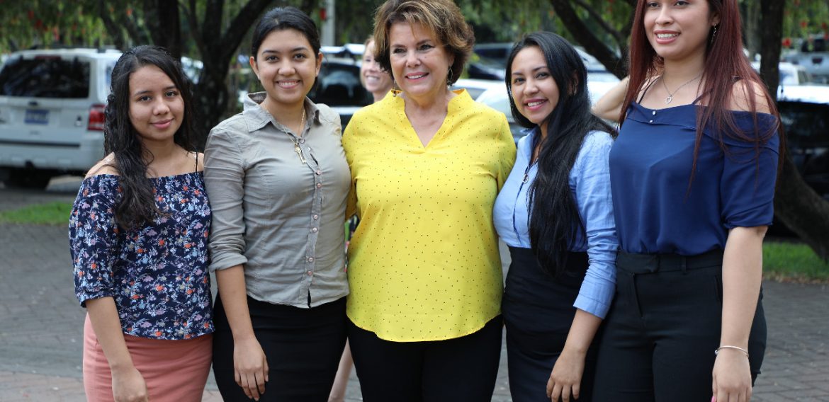 Visita a UNICAES de la Sra. Alina Johnson, esposa del embajador de los EEUU en ESA