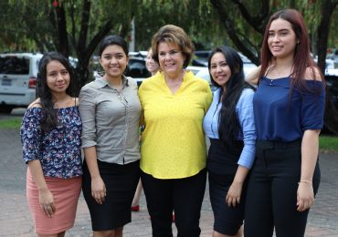 Visita a UNICAES de la Sra. Alina Johnson, esposa del embajador de los EEUU en ESA