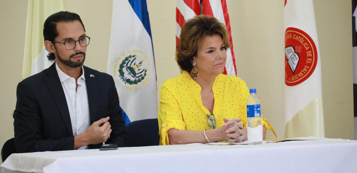 Visita a UNICAES de la Sra. Alina Johnson, esposa del embajador de los EEUU en ESA