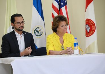 Visita a UNICAES de la Sra. Alina Johnson, esposa del embajador de los EEUU en ESA