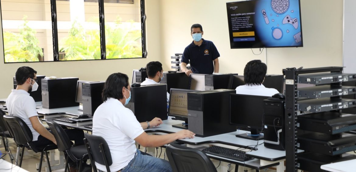 ESTUDIANTES UNICAES DESTACAN A NIVEL NACIONAL EN COMPETENCIA DE AMAZON