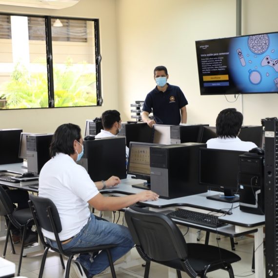 ESTUDIANTES UNICAES DESTACAN A NIVEL NACIONAL EN COMPETENCIA DE AMAZON