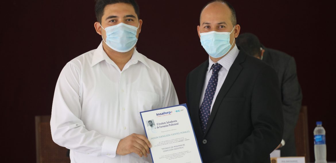 Programa Empresa Centro gradúa a jóvenes en Técnico de Empresas y Mecánica de confección