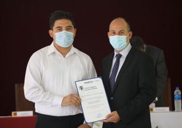 Programa Empresa Centro gradúa a jóvenes en Técnico de Empresas y Mecánica de confección
