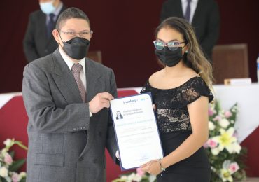 Programa Empresa Centro gradúa a jóvenes en Técnico de Empresas y Mecánica de confección