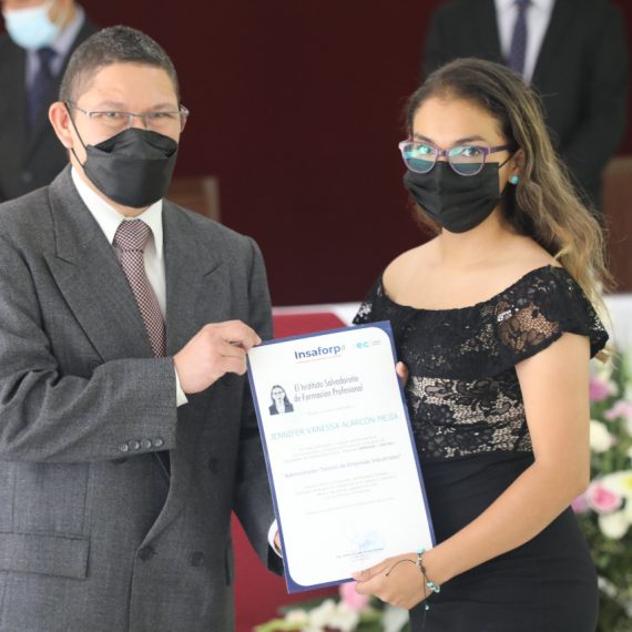 Programa Empresa Centro gradúa a jóvenes en Técnico de Empresas y Mecánica de confección