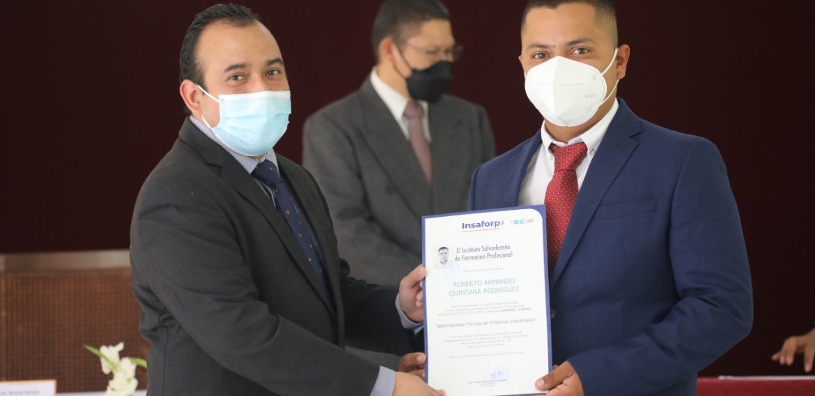 Programa Empresa Centro gradúa a jóvenes en Técnico de Empresas y Mecánica de confección