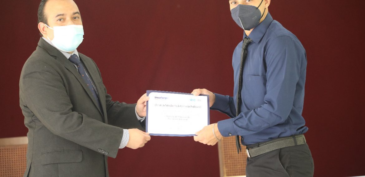 Programa Empresa Centro gradúa a jóvenes en Técnico de Empresas y Mecánica de confección