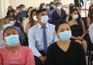Programa Empresa Centro gradúa a jóvenes en Técnico de Empresas y Mecánica de confección
