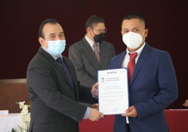 Programa Empresa Centro gradúa a jóvenes en Técnico de Empresas y Mecánica de confección