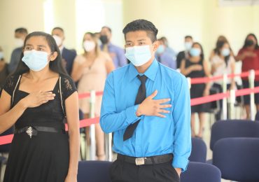 Programa Empresa Centro gradúa a jóvenes en Técnico de Empresas y Mecánica de confección