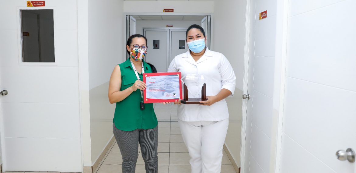 PROFESIONAL DE ENFERMERÍA DE UNICAES RECIBE GALARDÓN DE EXCELENCIA ACADÉMICA