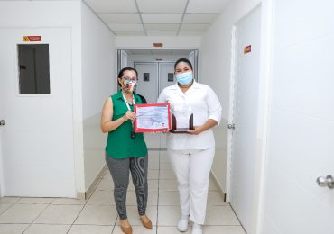 PROFESIONAL DE ENFERMERÍA DE UNICAES RECIBE GALARDÓN DE EXCELENCIA ACADÉMICA