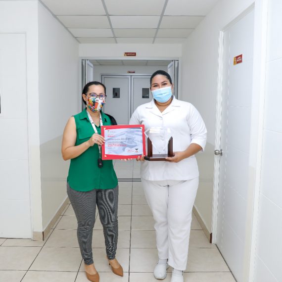 PROFESIONAL DE ENFERMERÍA DE UNICAES RECIBE GALARDÓN DE EXCELENCIA ACADÉMICA