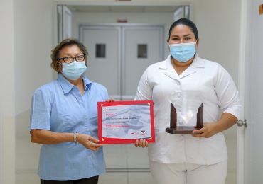 PROFESIONAL DE ENFERMERÍA DE UNICAES RECIBE GALARDÓN DE EXCELENCIA ACADÉMICA