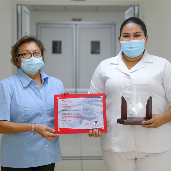 PROFESIONAL DE ENFERMERÍA DE UNICAES RECIBE GALARDÓN DE EXCELENCIA ACADÉMICA