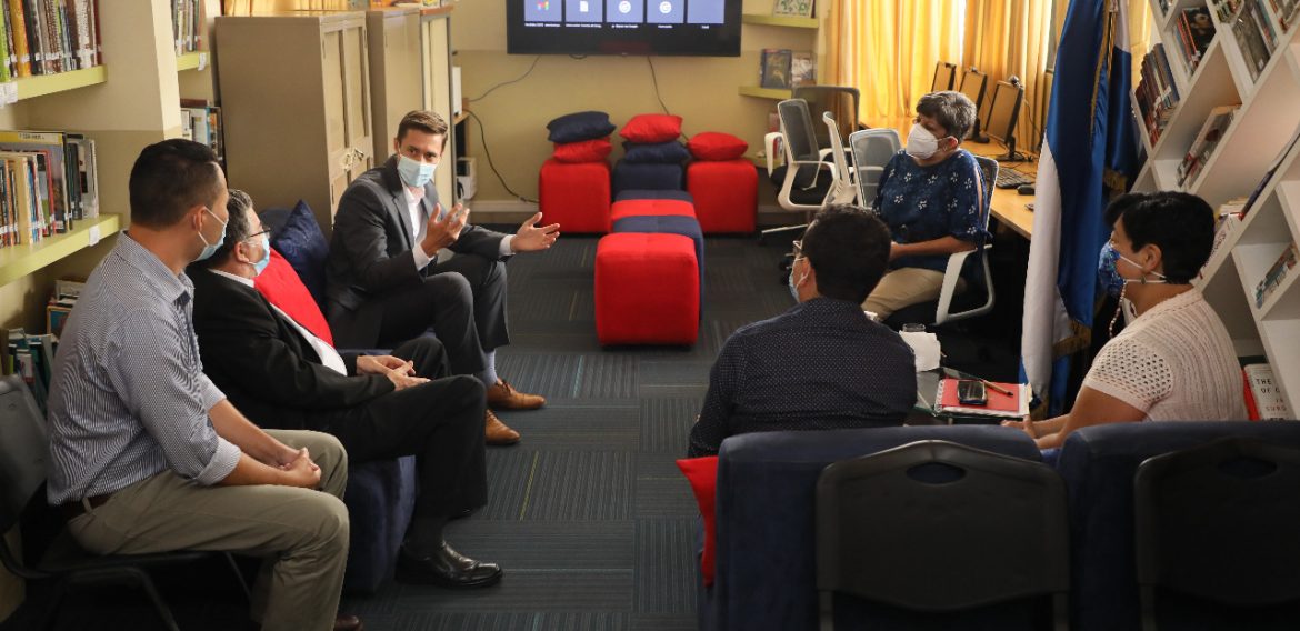 UNICAES RENUEVA CONVENIO CON OFICINA DE AMERICAN SPACES, DE LA EMBAJADA DE LOS ESTADOS UNIDOS