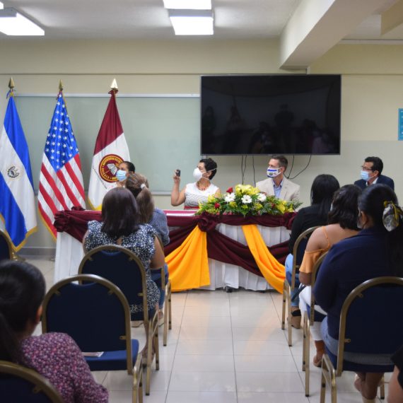 CLAUSURA DE LA ACADEMIA DE MUJERES EMPRENDEDORAS EN UNICAES ILOBASCO