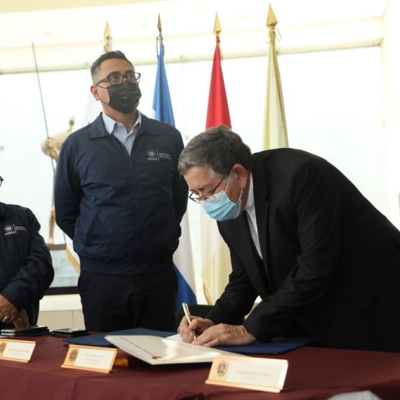 UNICAES FIRMA CARTA DE ENTENDIMIENTO CON MINISTERIO DE HACIENDA
