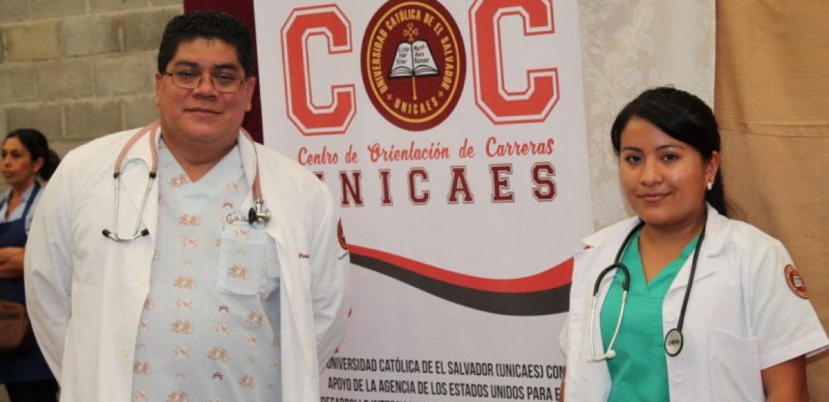 DOCENTES Y ESTUDIANTES DEL DOCTORADO EN MEDICINA APOYAN JORNADAS DE SALUD EN SANTA ANA