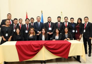 ESTUDIANTES DE CIENCIAS JURIDICAS PARTICIPAN EN PRIMER CONGRESO DE DERECHO Y CONCURSO DE LITIGACIÓN