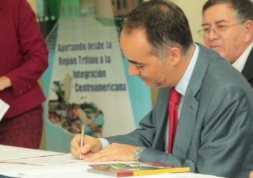 Firma del convenio para el proyecto  Articulación Comercial del sector artesanal en el Trifinio Centroamericano