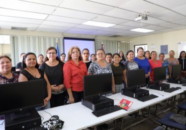 UNICAES lanza DreamBuilder en el Día Internacional de la Mujer