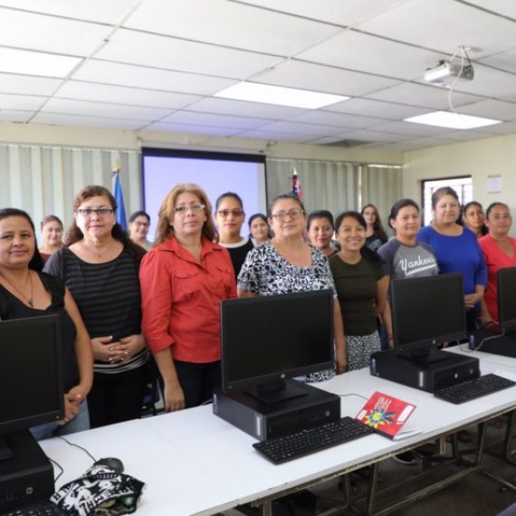 UNICAES lanza DreamBuilder en el Día Internacional de la Mujer