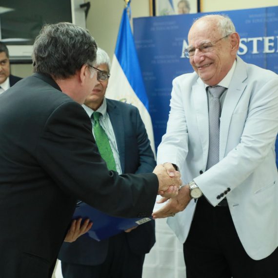 UNICAES RECIBE RECONOCIMIENTO A LA CALIDAD ACADÉMICA